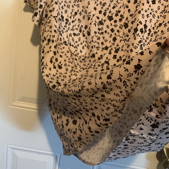 SUPER CUTE 🥰 Tan & Black Floral Print Blouse!! XL - Picture 14 of 16